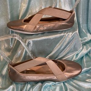 360 easy spirit ballet flats with gold accent on heel. Size 5.5. Supple leather.